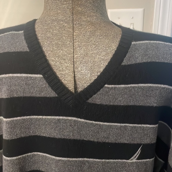Nautica mens grey & black striped  v-neck sweater size large - Picture 3 of 9